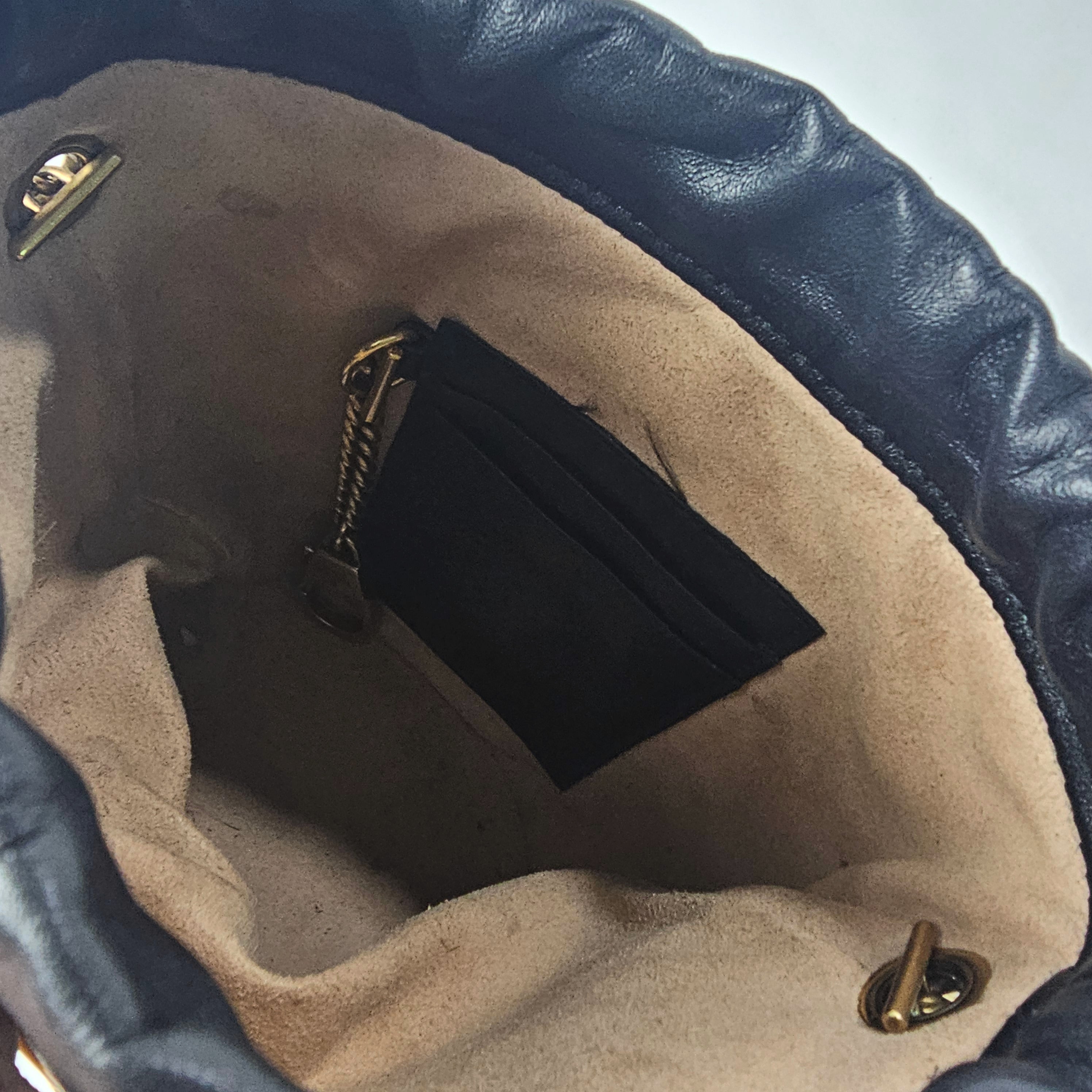 Gucci GG Marmont Small Bucket Bag Nera in Pelle Matelassé
