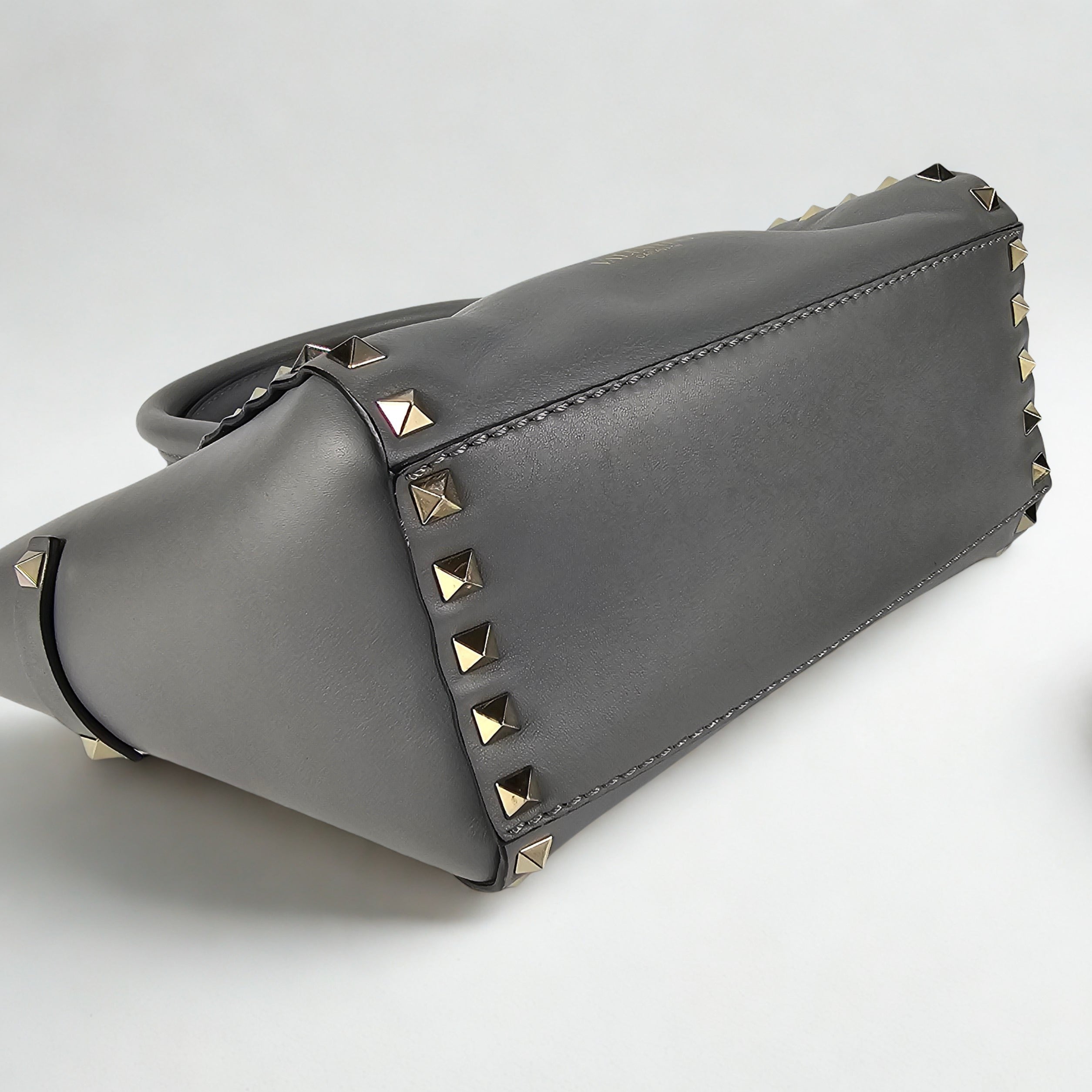 Valentino Garavani Rockstud Small Bag in pelle grigia