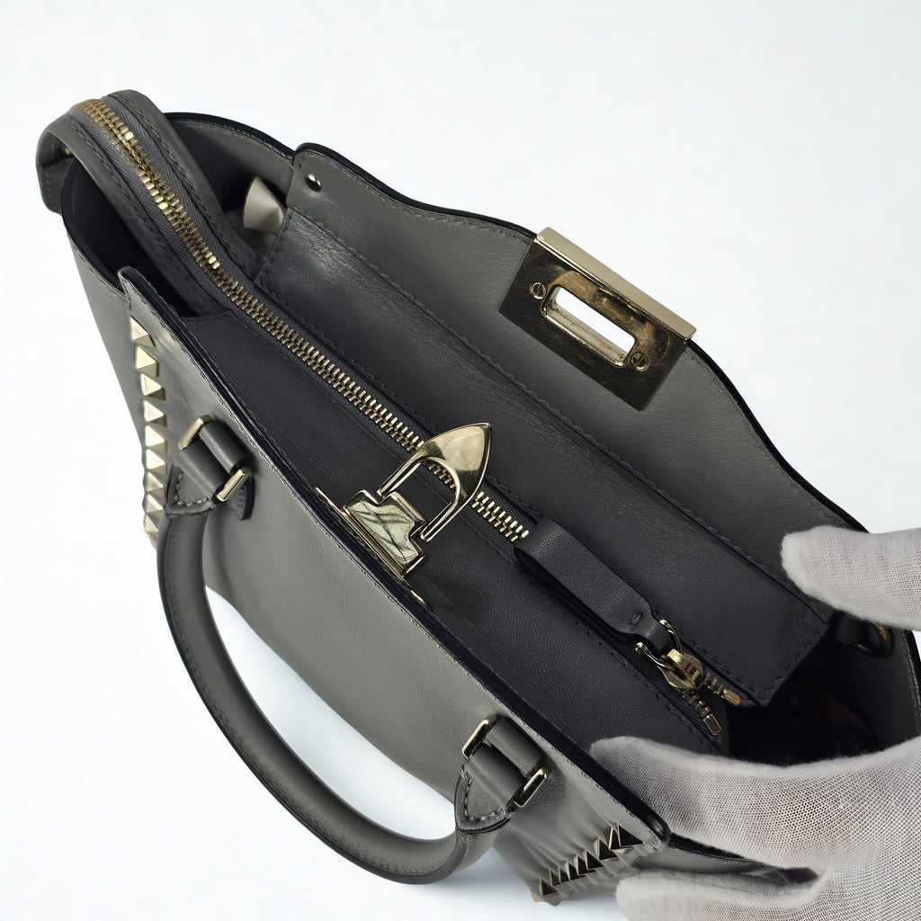 Valentino Garavani Rockstud Small Bag in pelle grigia