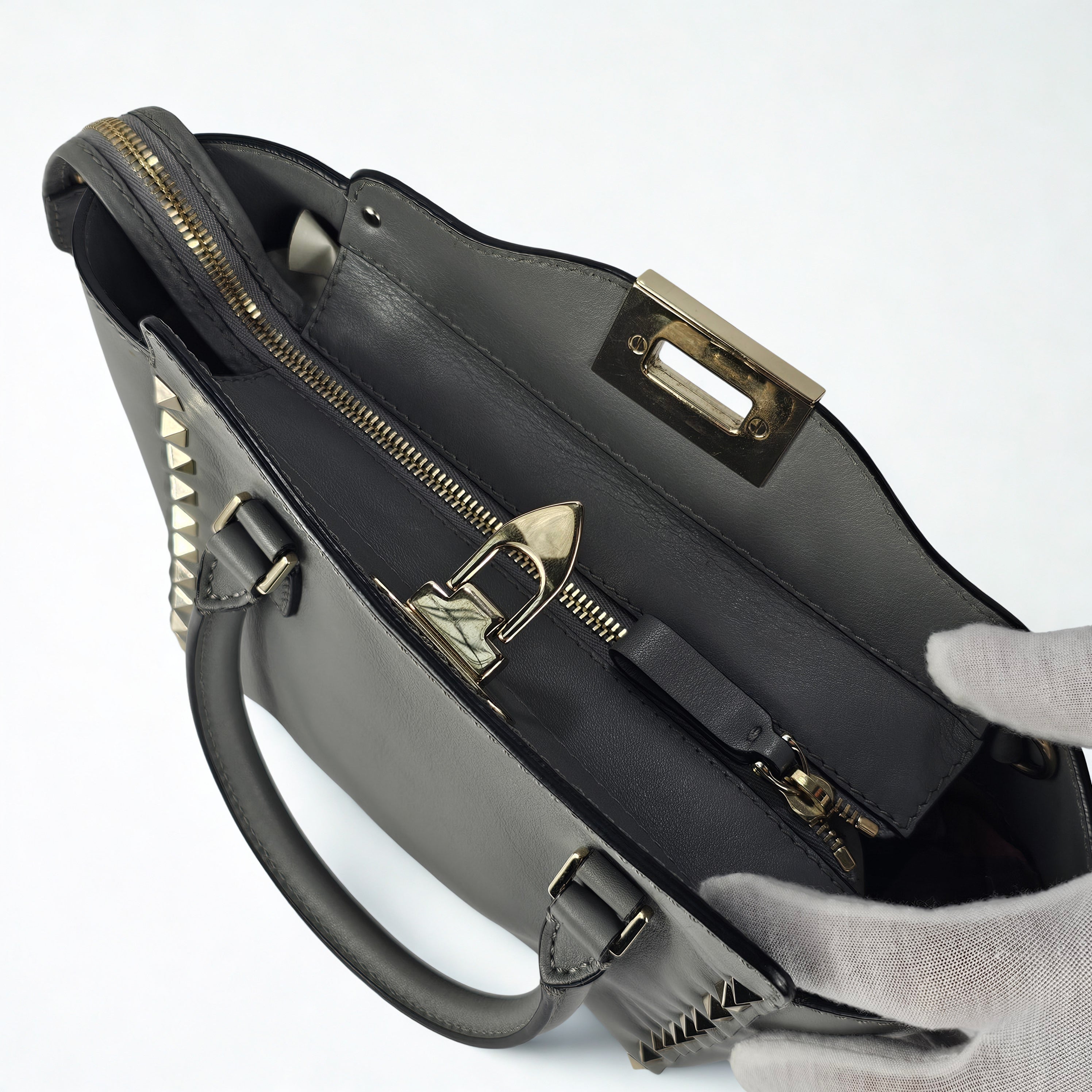 Valentino Garavani Rockstud Small Bag in pelle grigia