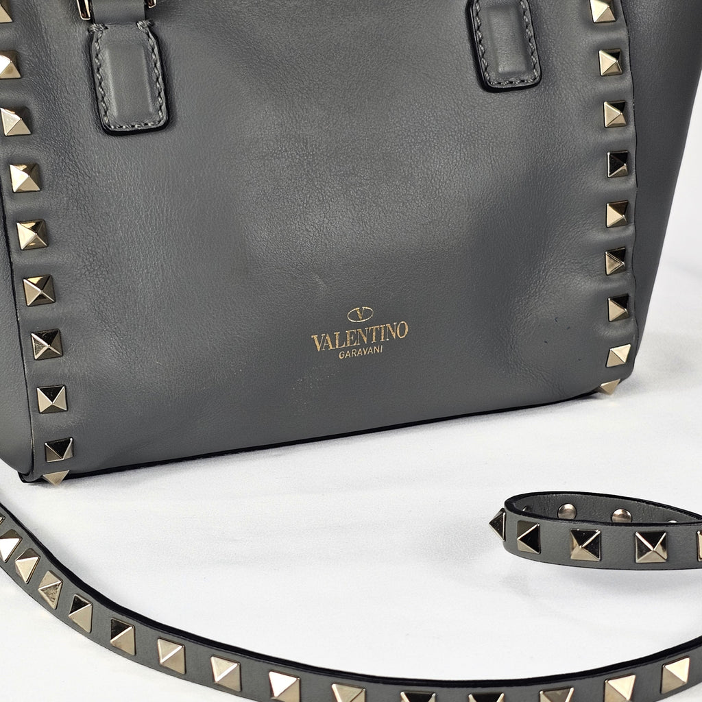 Valentino Garavani Rockstud Small Bag in pelle grigia