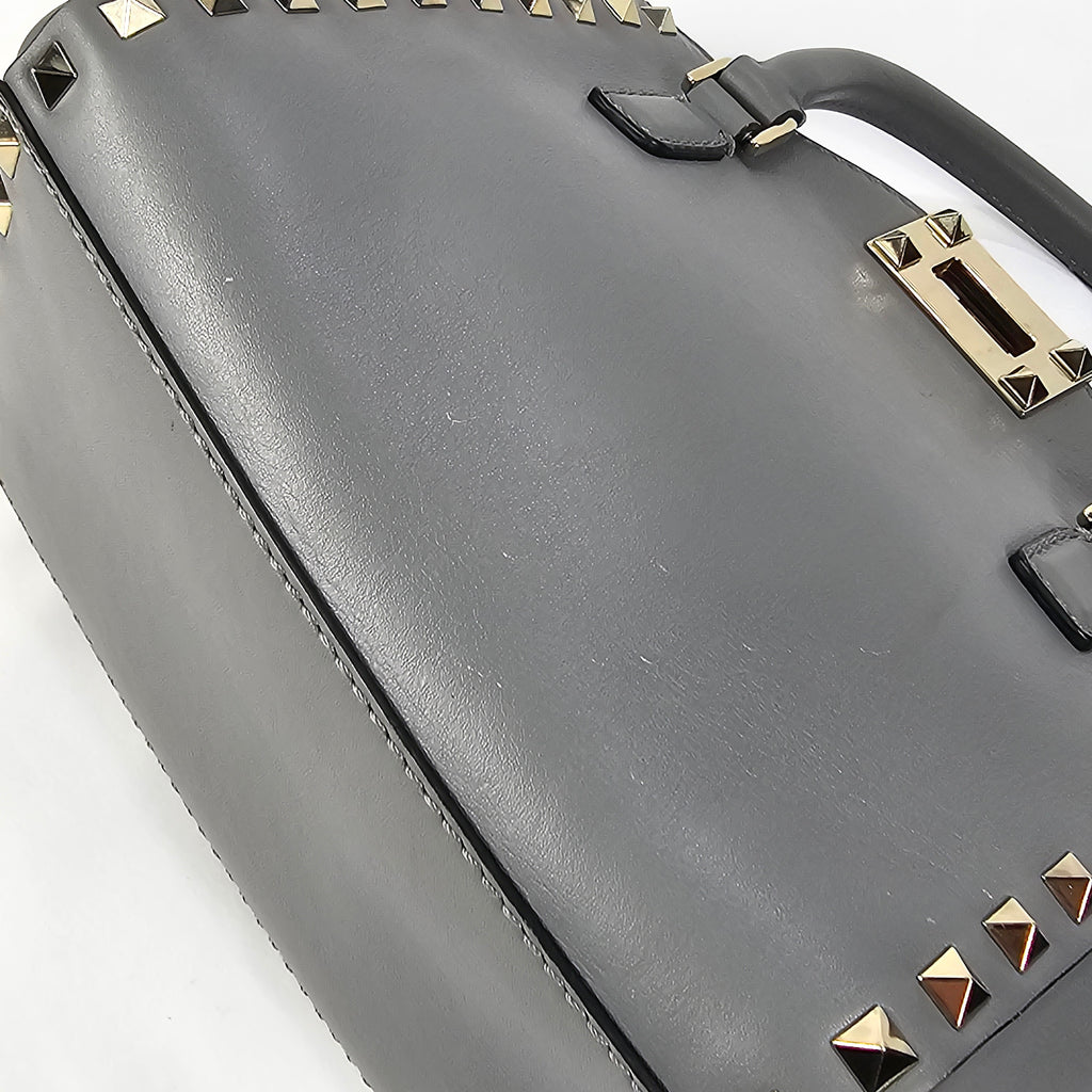 Valentino Garavani Rockstud Small Bag in pelle grigia